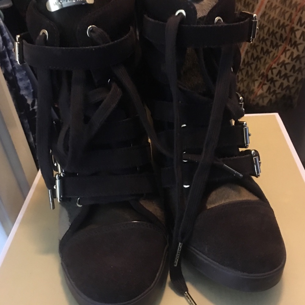 Michael Kors Lizzie Wedge Sneaker. - Picture 7 of 7
